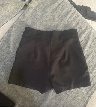 2 Faldas negras con detalles