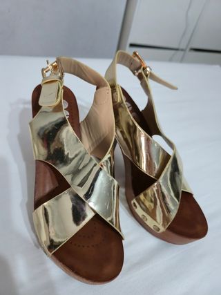 Sandalias doradas de plataforma 