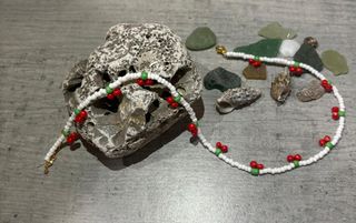 Collana con perline rosse e bianche