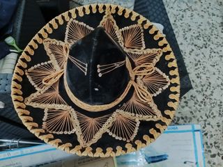 Sombrero mexicano negro y dorado grande
