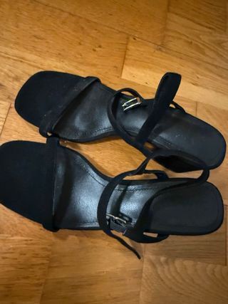 Sandalias negras tacón bajo