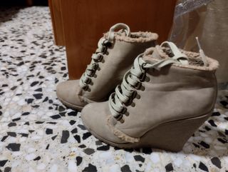 Botines beige de borreguillo
