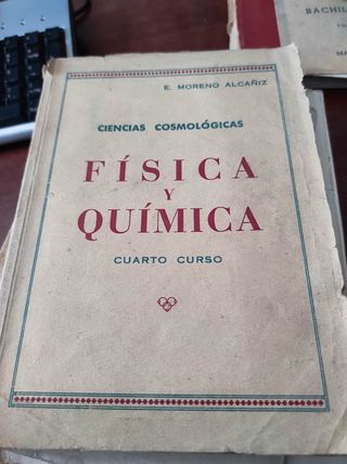 Libros de química física y matemáticas antiguos.