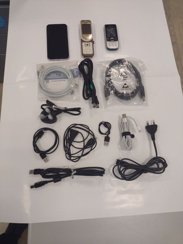  Teléfonos.  iPhone +  2 Nokias + Cables. 