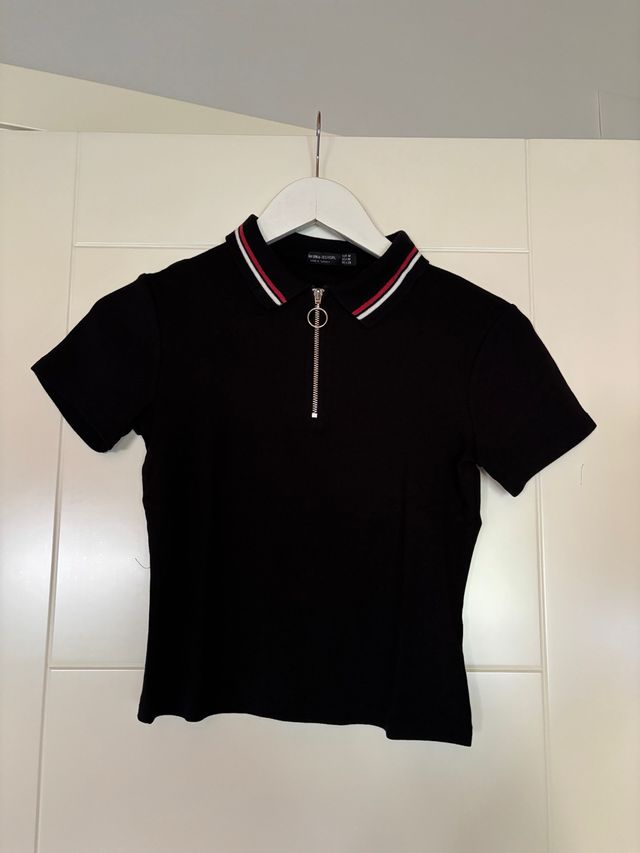 Polo crop negro Bershka