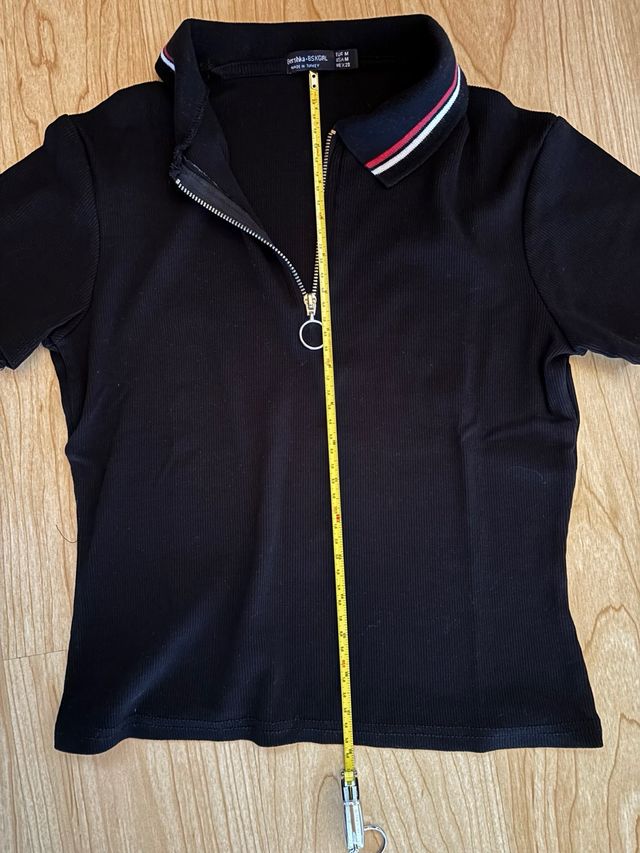 Polo crop negro Bershka