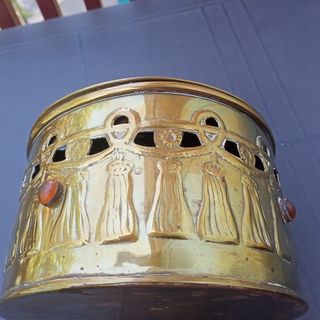 Caja vintage con piedras mide 16 x 10