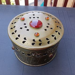 Caja vintage con piedras mide 16 x 10