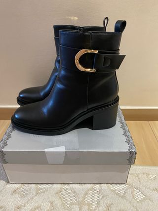 Stivaletti neri con fibbia