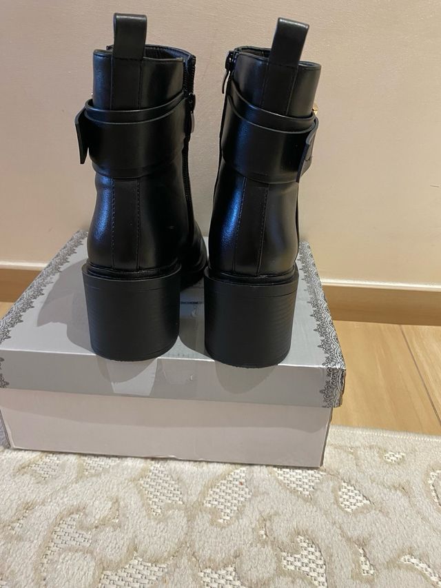 Stivaletti neri con fibbia