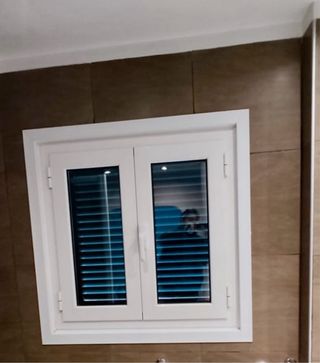 Ventana aluminio  blanca con persianas verdes - 