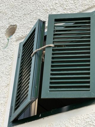 Ventana aluminio  blanca con persianas verdes - 