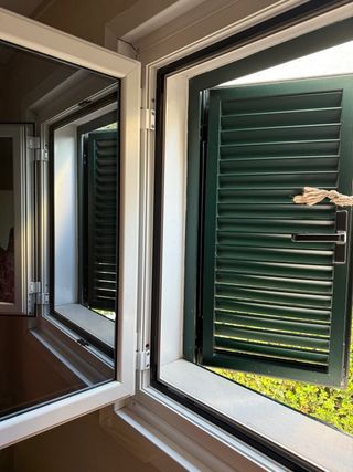 Ventana aluminio  blanca con persianas verdes - 