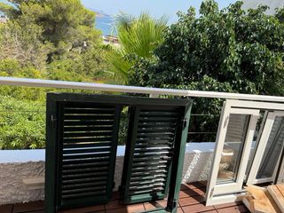 Ventana aluminio  blanca con persianas verdes - 