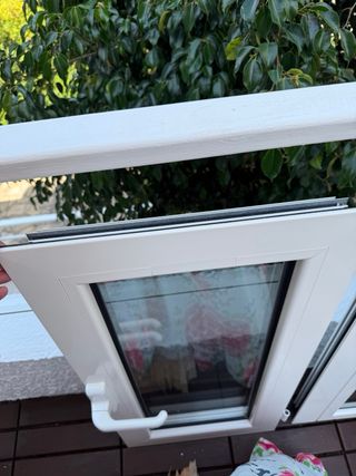 Ventana aluminio  blanca con persianas verdes - 