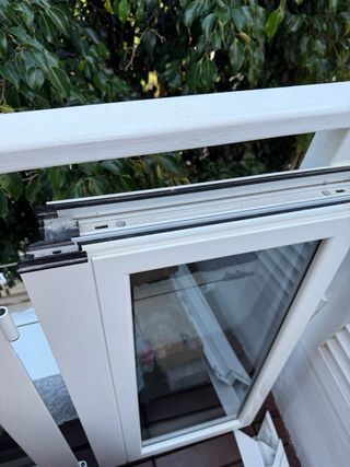 Ventana aluminio  blanca con persianas verdes - 
