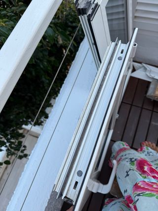 Ventana aluminio  blanca con persianas verdes - 