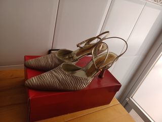 Zapatos tacón beige dorados fiesta