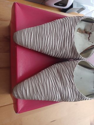 Zapatos tacón beige dorados fiesta