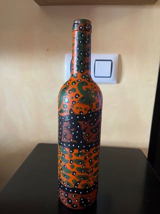 Botella pintada a mano, vacia.
Con Nombre
