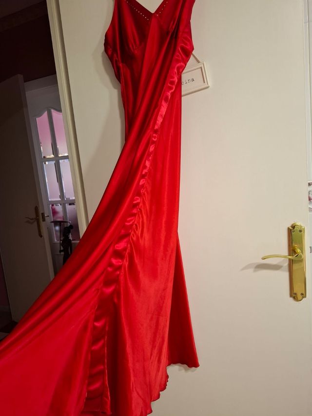 Camisón rojo de raso .