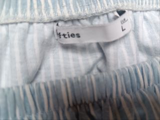 Top sin mangas azul y blanco