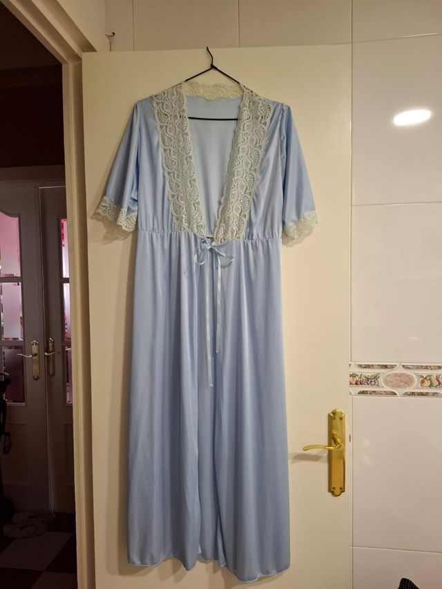 Bata azul de encaje
