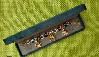 Pulsera multicolor con dijes