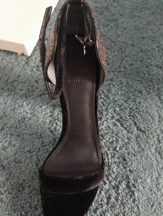 GUESS zandalias de tacon originales, nunca usados