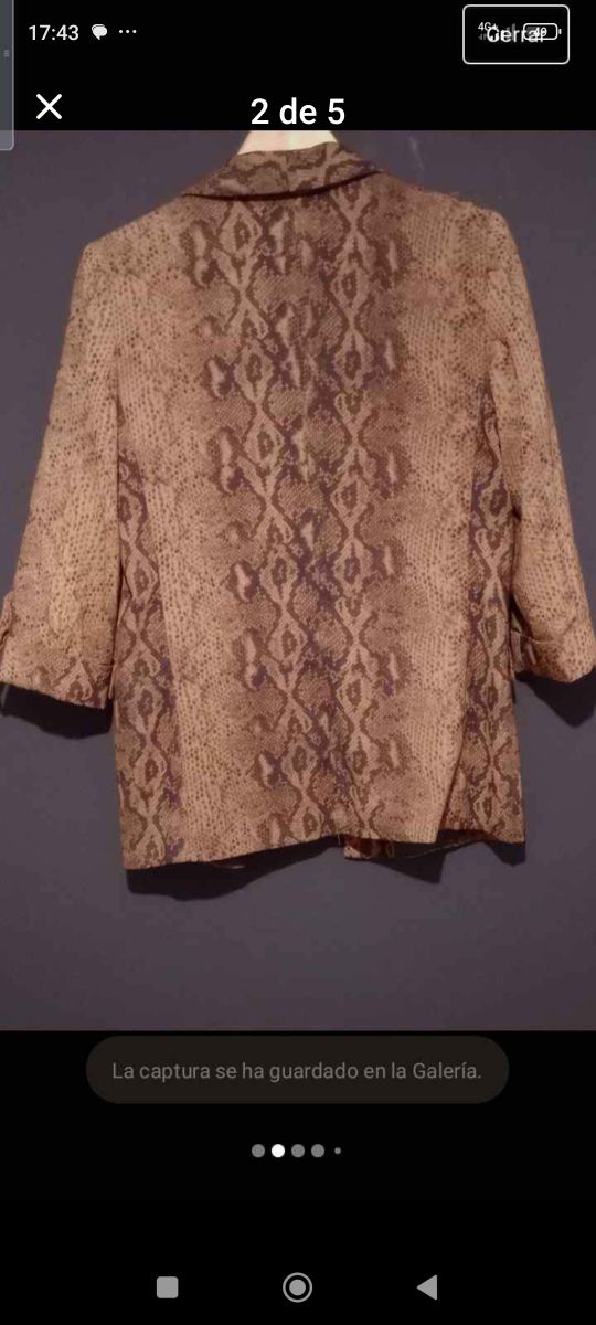 Blazer marrón efecto serpiente