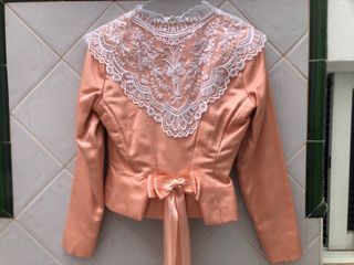 Corpiño fallera manga larga color salmón.