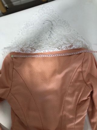 Corpiño fallera manga larga color salmón.