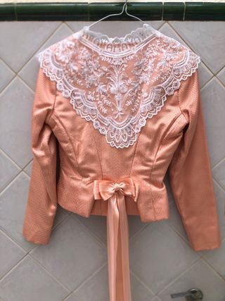 Corpiño fallera manga larga color salmón.