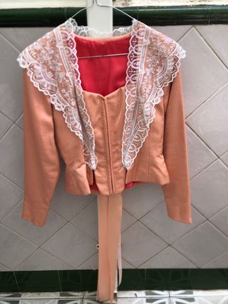 Corpiño fallera manga larga color salmón.