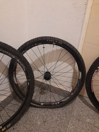 4 ruedas 2 de fibra de carbono y 2 Aluminio
