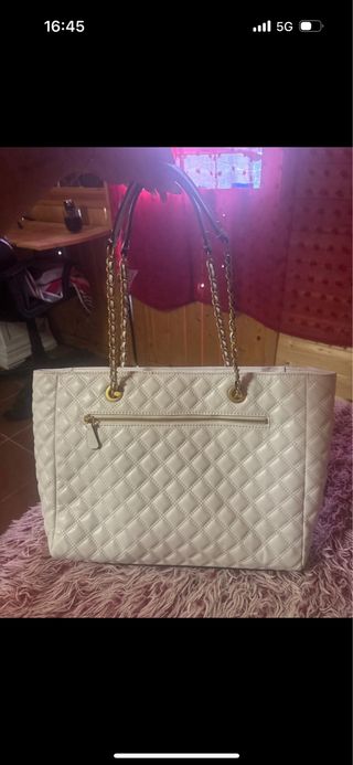 Bolso Guess blanco acolchado