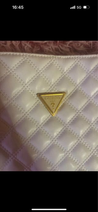 Bolso Guess blanco acolchado