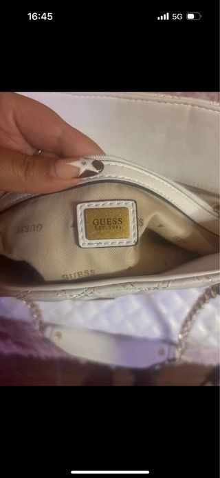 Bolso Guess blanco acolchado