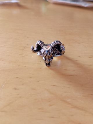 Anillo Calavera de Cabra Plateada 