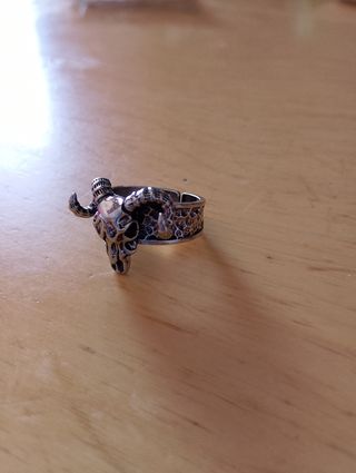 Anillo Calavera de Cabra Plateada 