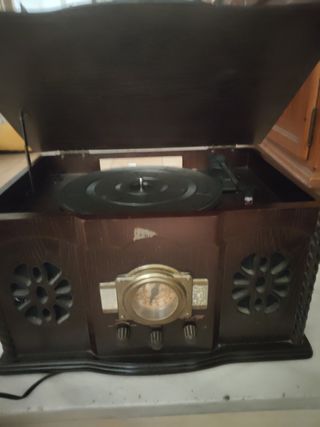 Tocadiscos antiguo marrón