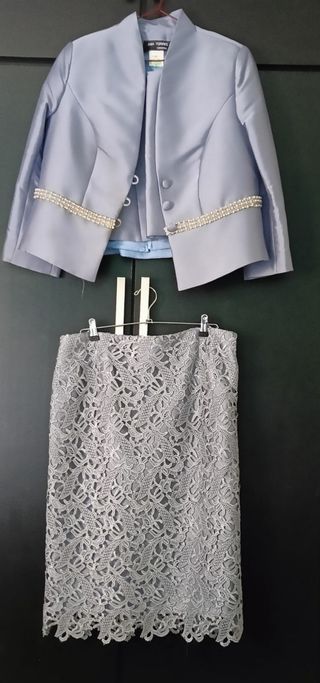 Traje chaqueta falda Ana Torres gris perla. 