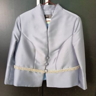 Traje chaqueta falda Ana Torres gris perla. 