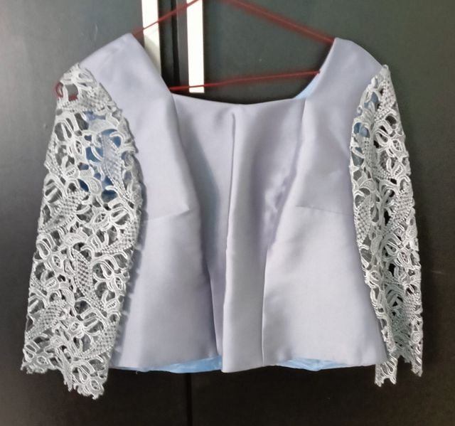 Traje chaqueta falda Ana Torres gris perla. 