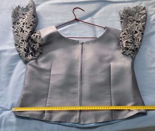 Traje chaqueta falda Ana Torres gris perla. 