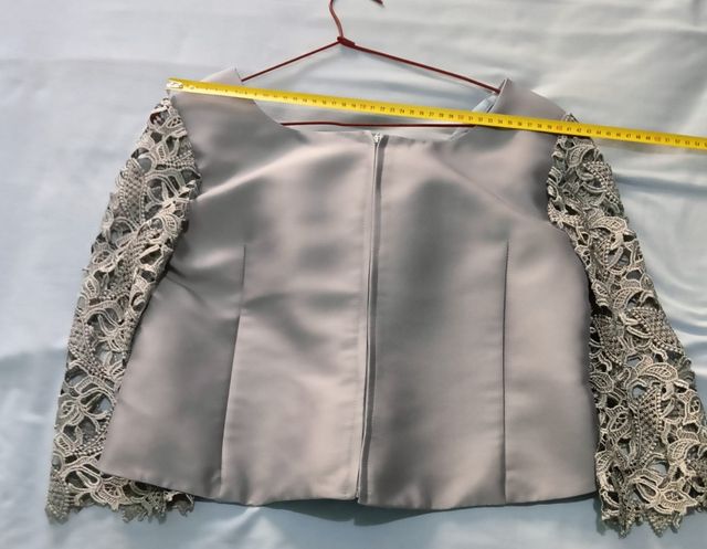 Traje chaqueta falda Ana Torres gris perla. 