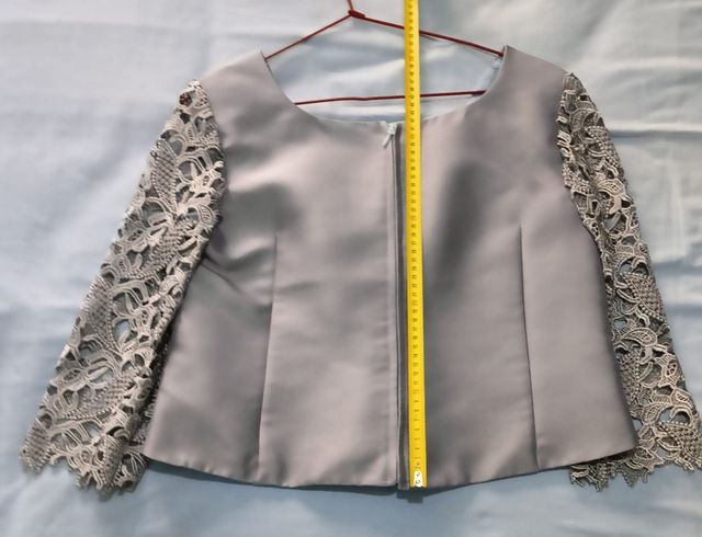 Traje chaqueta falda Ana Torres gris perla. 