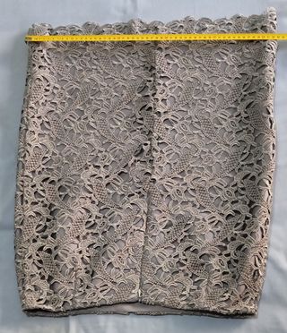 Traje chaqueta falda Ana Torres gris perla. 