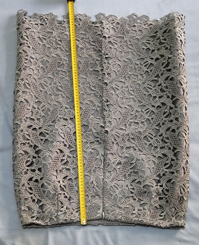 Traje chaqueta falda Ana Torres gris perla. 