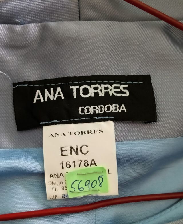 Traje chaqueta falda Ana Torres gris perla. 